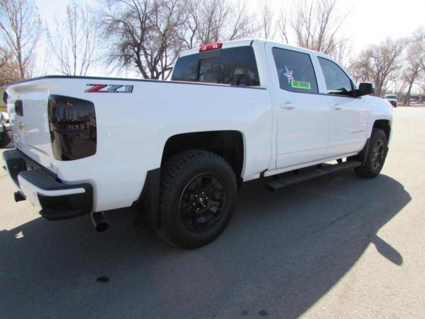 2018 White /Gray Cloth Chevrolet Silverado 1500 LT Z71Crew Cab 4WD (3GCUKRECXJG) with an 5.3L V8 OHV 16V engine, 6A transmission, located at 4562 State Avenue, Billings, MT, 59101, (406) 896-9833, 45.769516, -108.526772 - Photo#3
